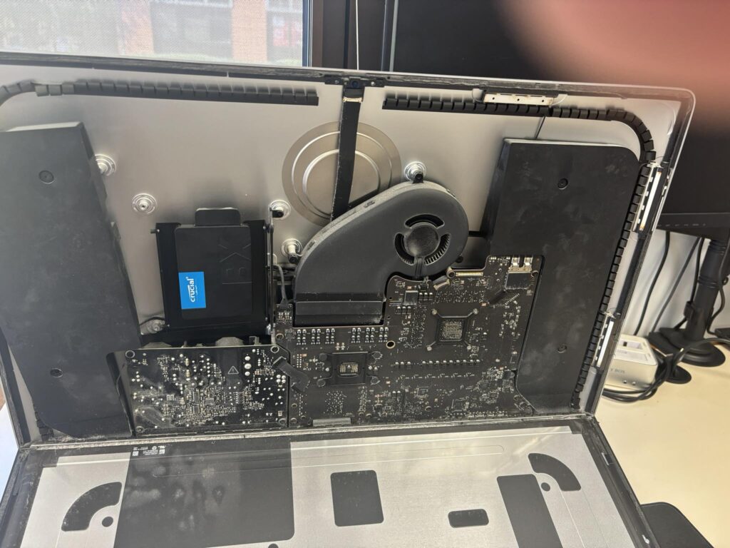 iMac ouvert, écran déposé, en cours de réparation