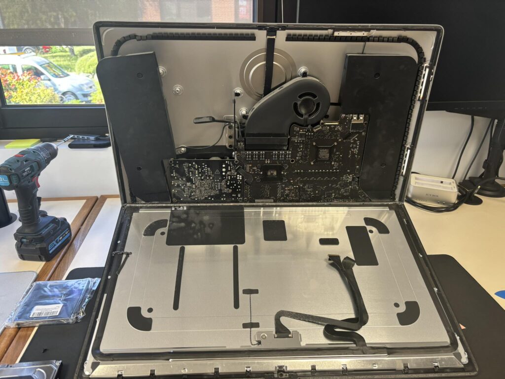 iMac ouvert pour remplacement du disque dur par un SSD