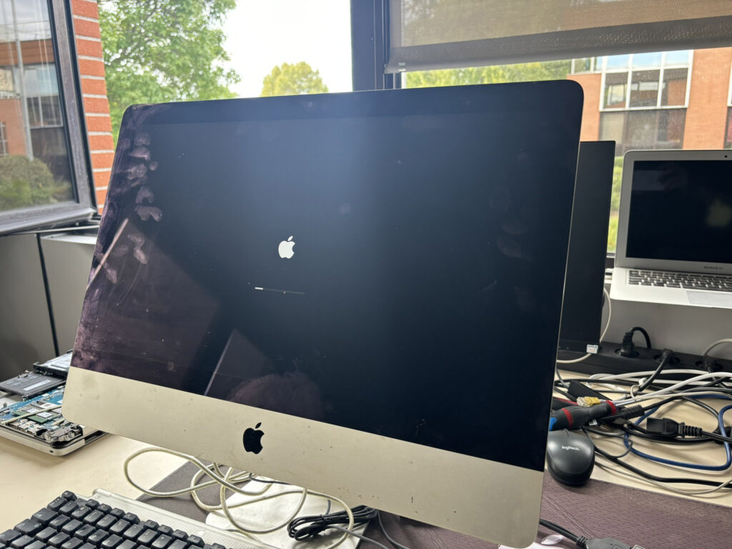 iMac Intel remis à jour avec une version récente de macOS à l'atelier de Labège