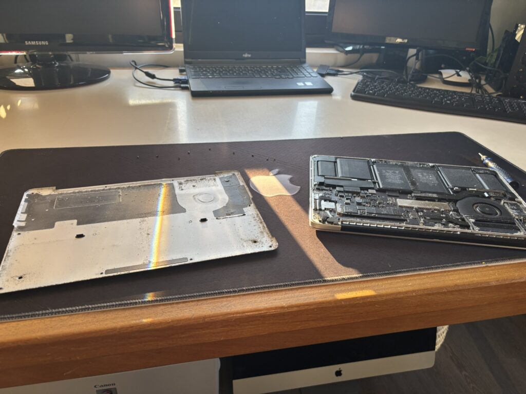 MacBook sur l'établi de l'atelier