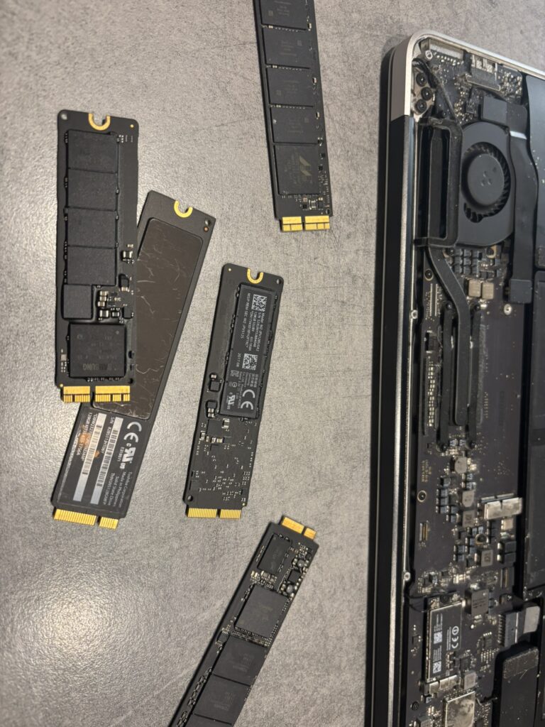 SSD Apple démontés pour récupération de données