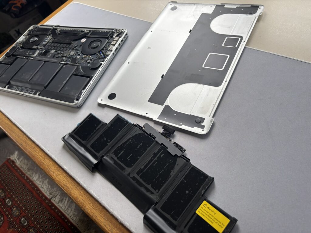 Composants de MacBook démontés sur l'établi