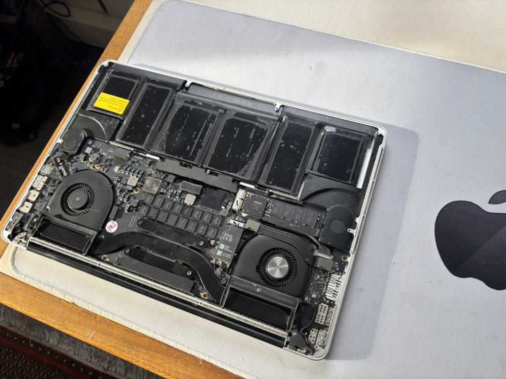 MacBook Pro ouvert sur l'établi de l'atelier Dépannage Mac Toulouse à Labège