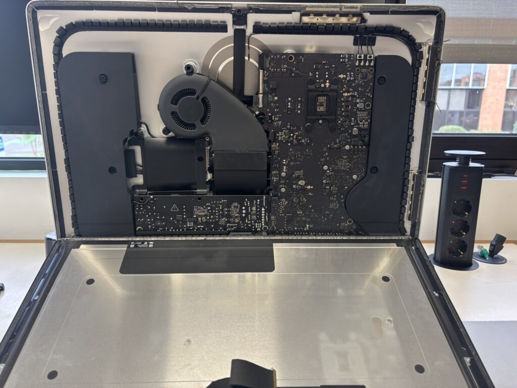 iMac ouvert pour le remplacement du disque par un SSD