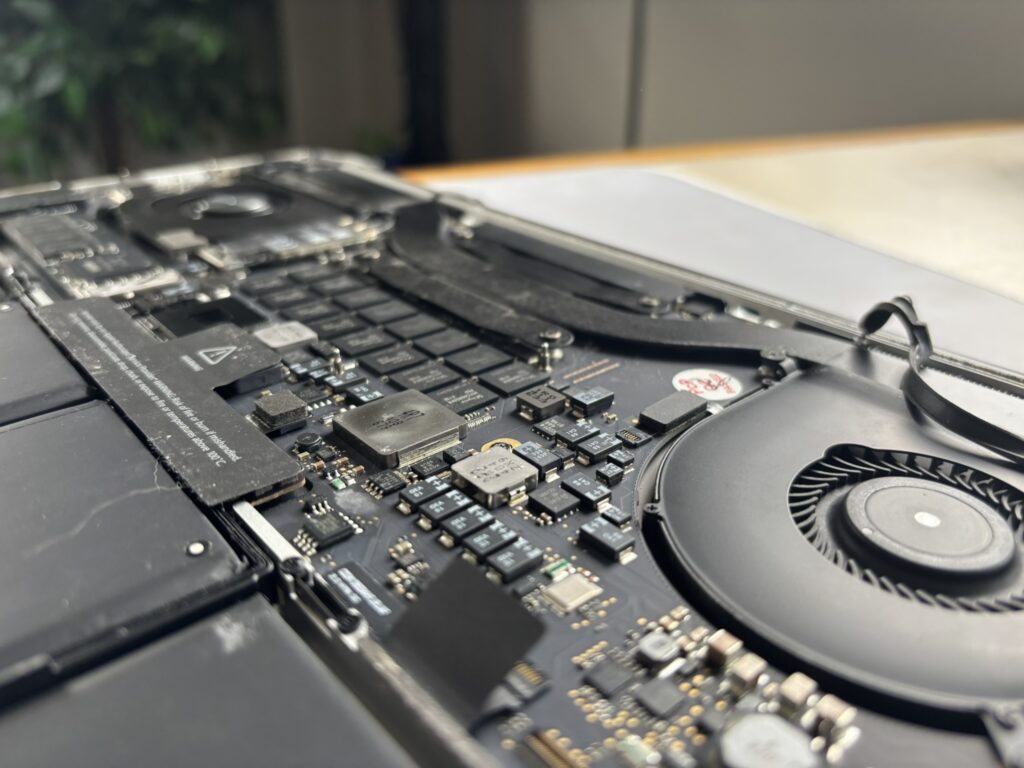 MacBook Pro ouvert pour remplacement de la batterie