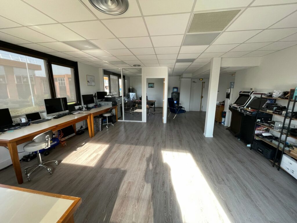 Atelier de réparation informatique Arobase 31 à Labège : postes de travail, Mac et bornes d'arcade