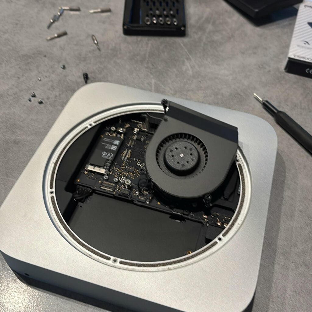 Mac mini ouvert : ventilateur et carte mère accessibles