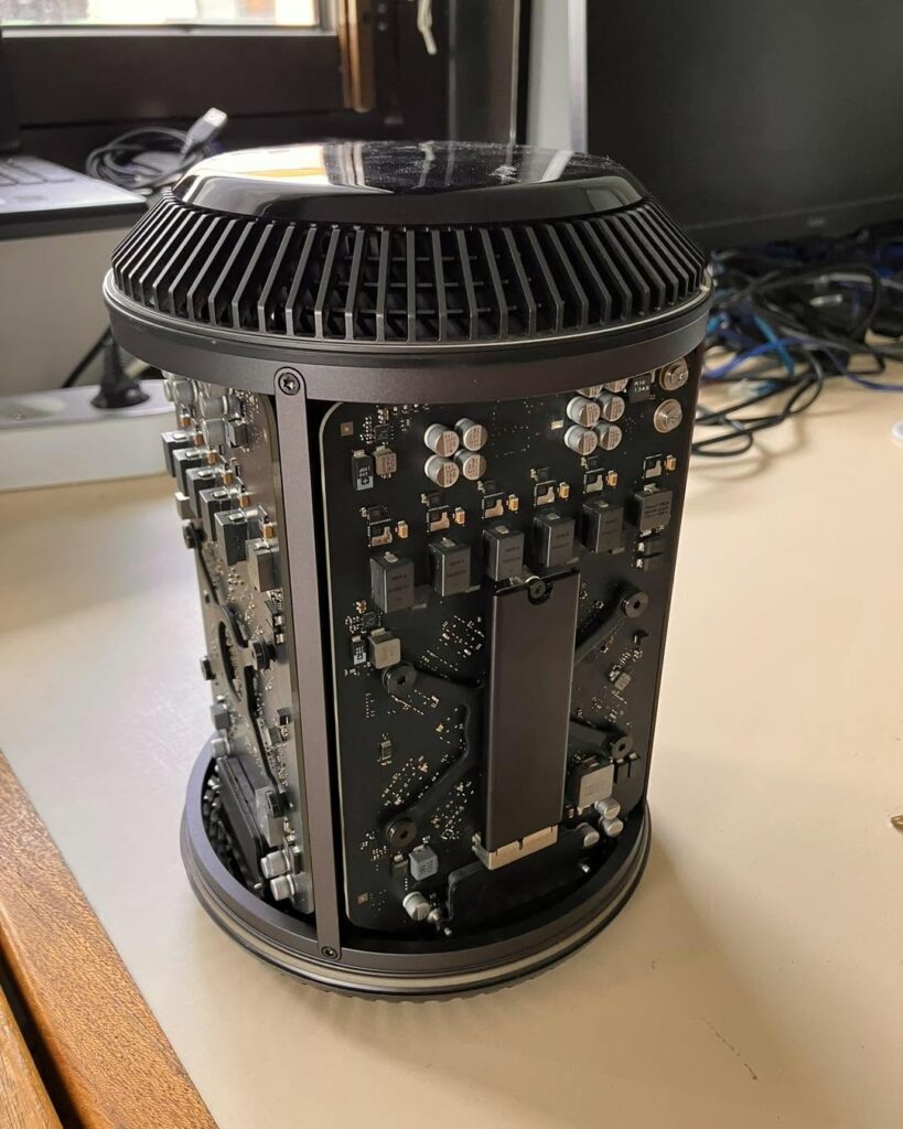 Mac Pro cylindre sans son capot, cartes graphiques et carte mère visibles