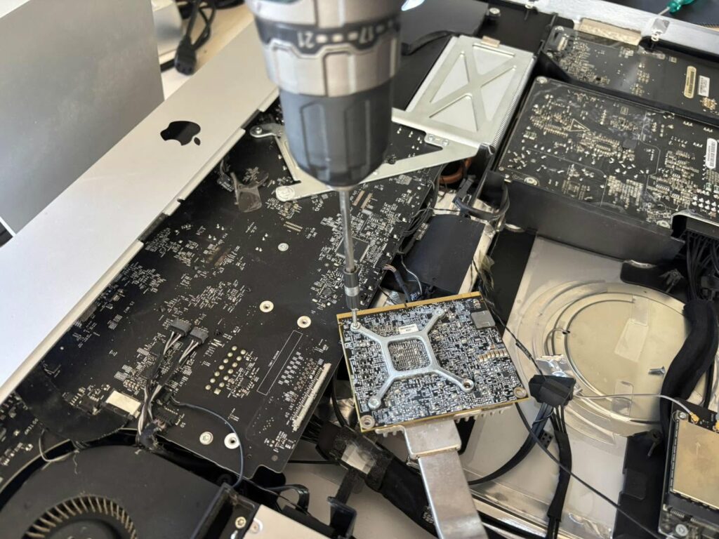 Carte mère d'iMac sous le microscope pour une intervention de microsoudure